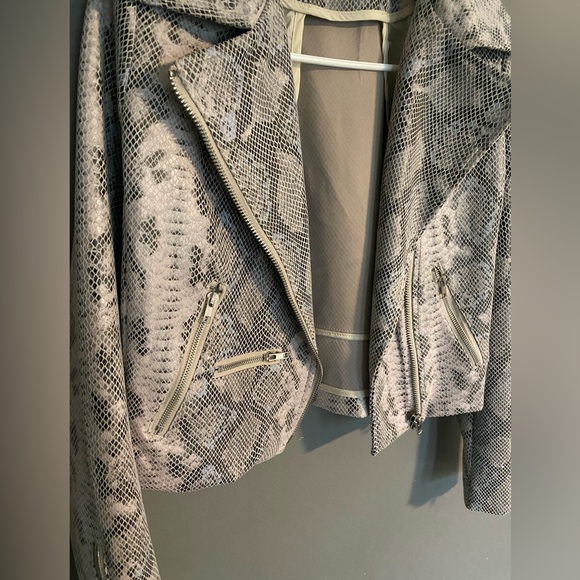 NWOT small snake print jacket - Picture 4 of 6
